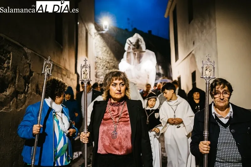 Foto 10 - La lluvia obliga a proteger la imagen de Santa Teresa en su regreso a la clausura