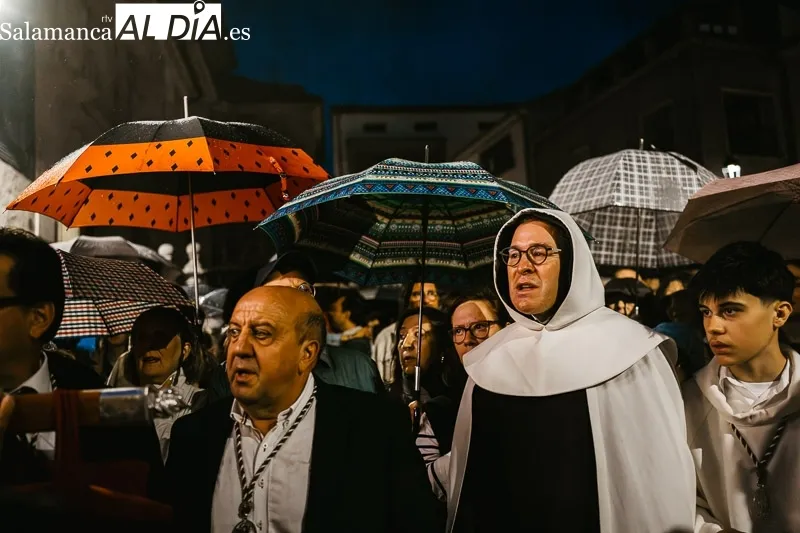 Foto 8 - La lluvia obliga a proteger la imagen de Santa Teresa en su regreso a la clausura
