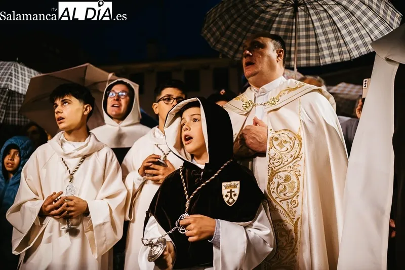 Foto 5 - La lluvia obliga a proteger la imagen de Santa Teresa en su regreso a la clausura