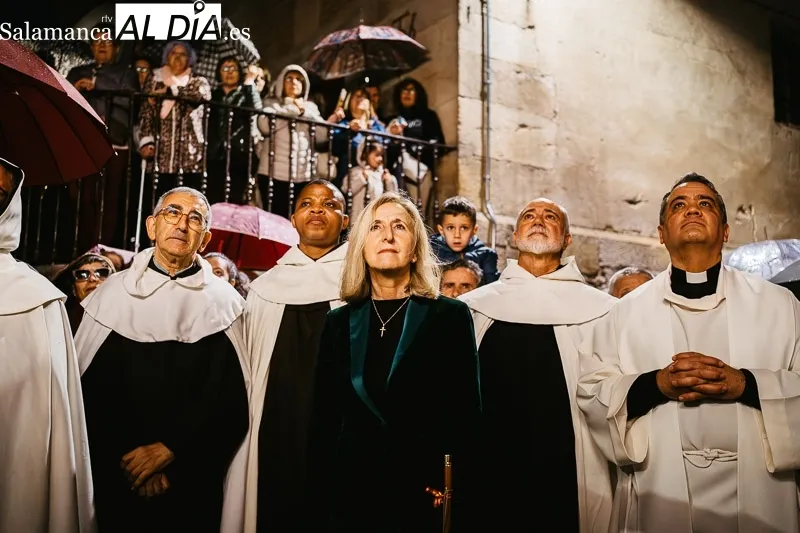 Foto 2 - La lluvia obliga a proteger la imagen de Santa Teresa en su regreso a la clausura