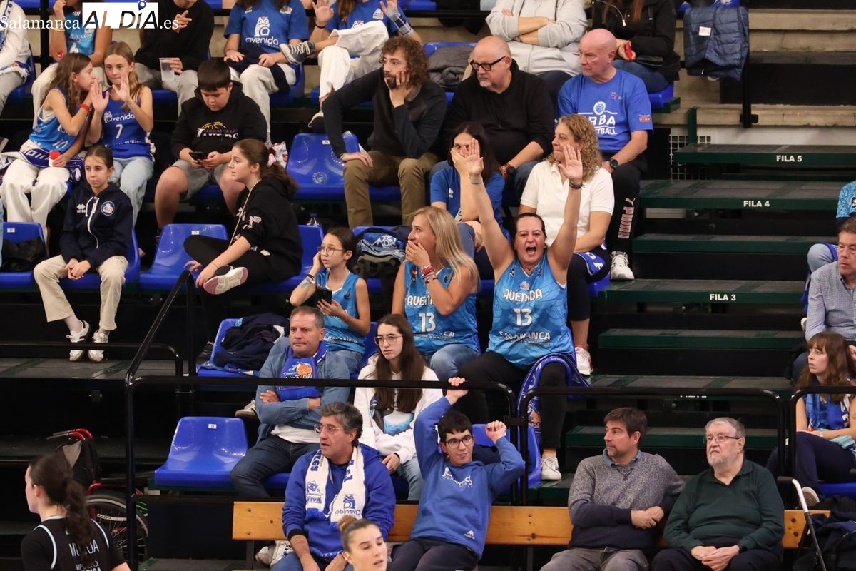 FOTOS | Madrugón de la afición del Perfumerías Avenida para el partido en Würzburg con el IDK