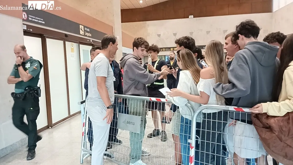  Rafa Nadal a su llegada a Matacán recibido por aficionados. Fotos: Toni Sánchez