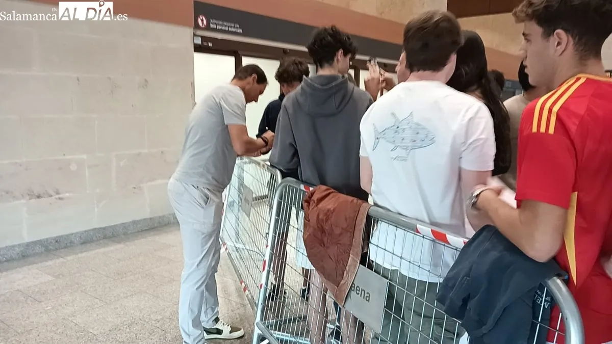  Rafa Nadal a su llegada a Matacán recibido por aficionados. Fotos: Toni Sánchez