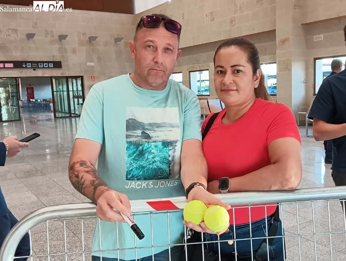  Rafa Nadal a su llegada a Matacán recibido por aficionados. Fotos: Toni Sánchez