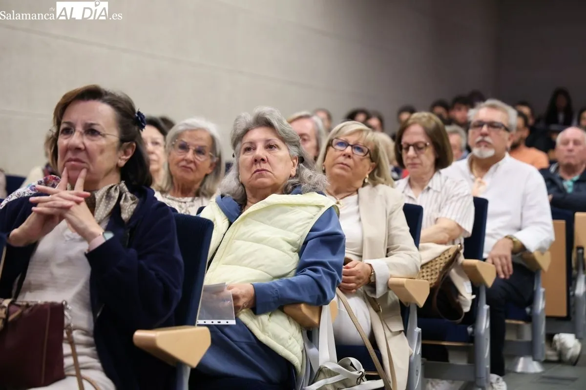 Charla en la UPSA para celebrar el Día de los Mayores. Foto de David Sañudo
