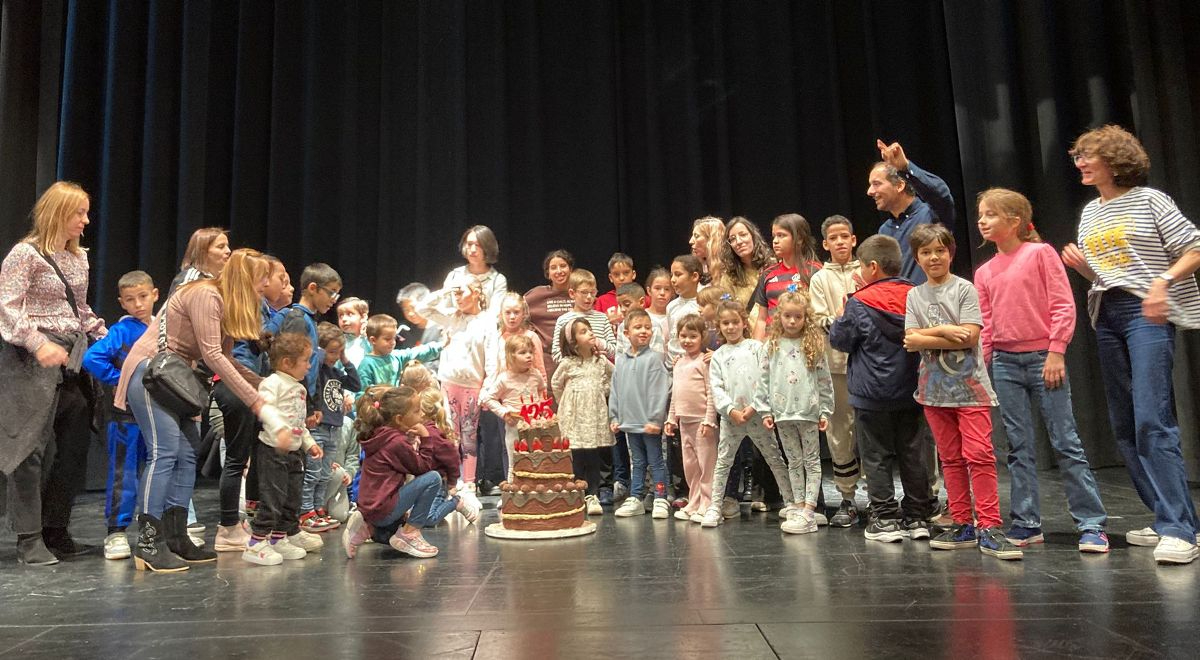 Alumnos del CRA Campo de Argañán conocen a fondo el Teatro Nuevo