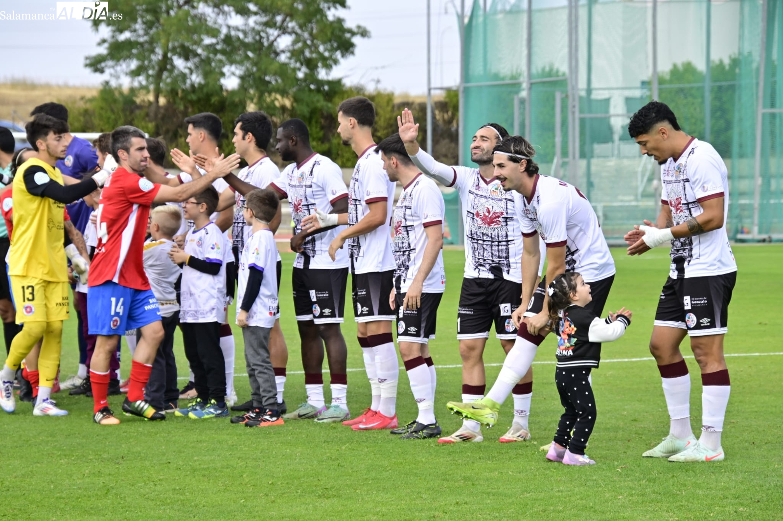 El Salamanca UDS se reunirá de nuevo con la USAL para ver cómo rediseñar la camiseta de la 25/26 con la fachada de la Universidad