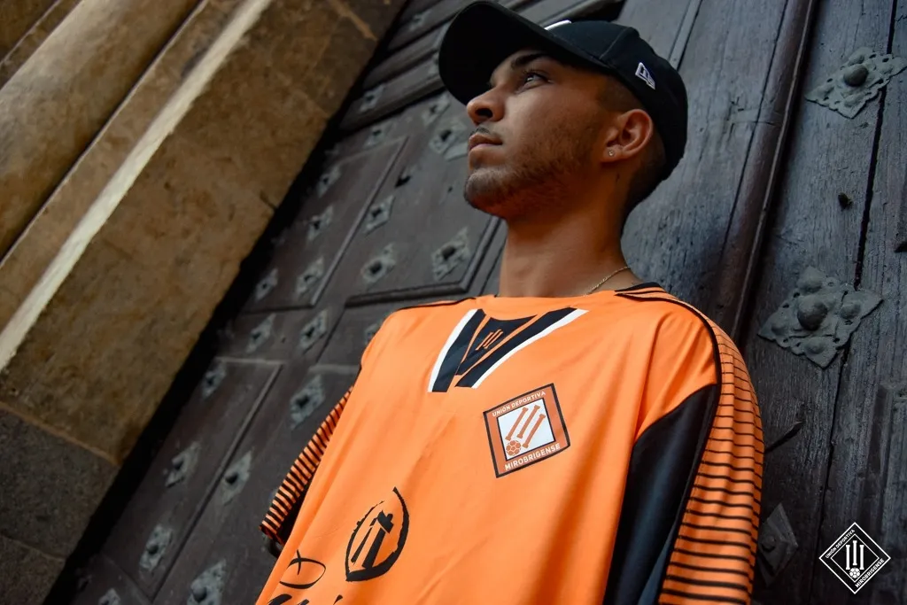 Foto 4 - La UD Mirobrigense desvela la camiseta que lucir&aacute; de local esta temporada