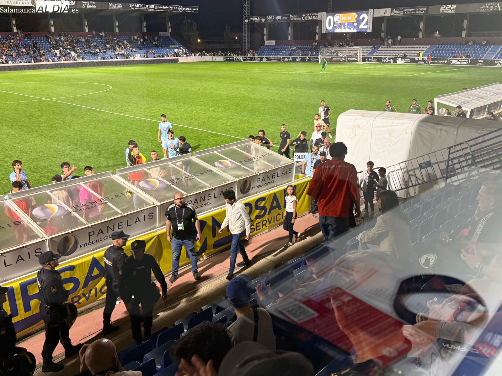Un aficionado de Unionistas intenta bajar al campo para escupir al banquillo del Celta B y la Policía Nacional se lo lleva 