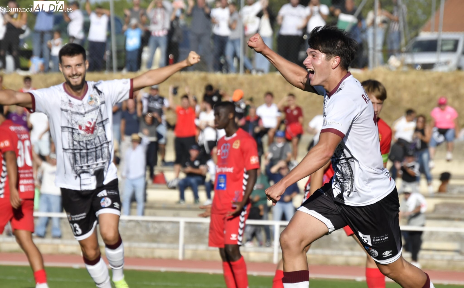 FOTOS Y VÍDEO | La magia de Las Pistas hace olvidar el Helmántico: remontada del Salamanca UDS ante la Sarriana de la mano de Carrasco y Servetti (2-1)