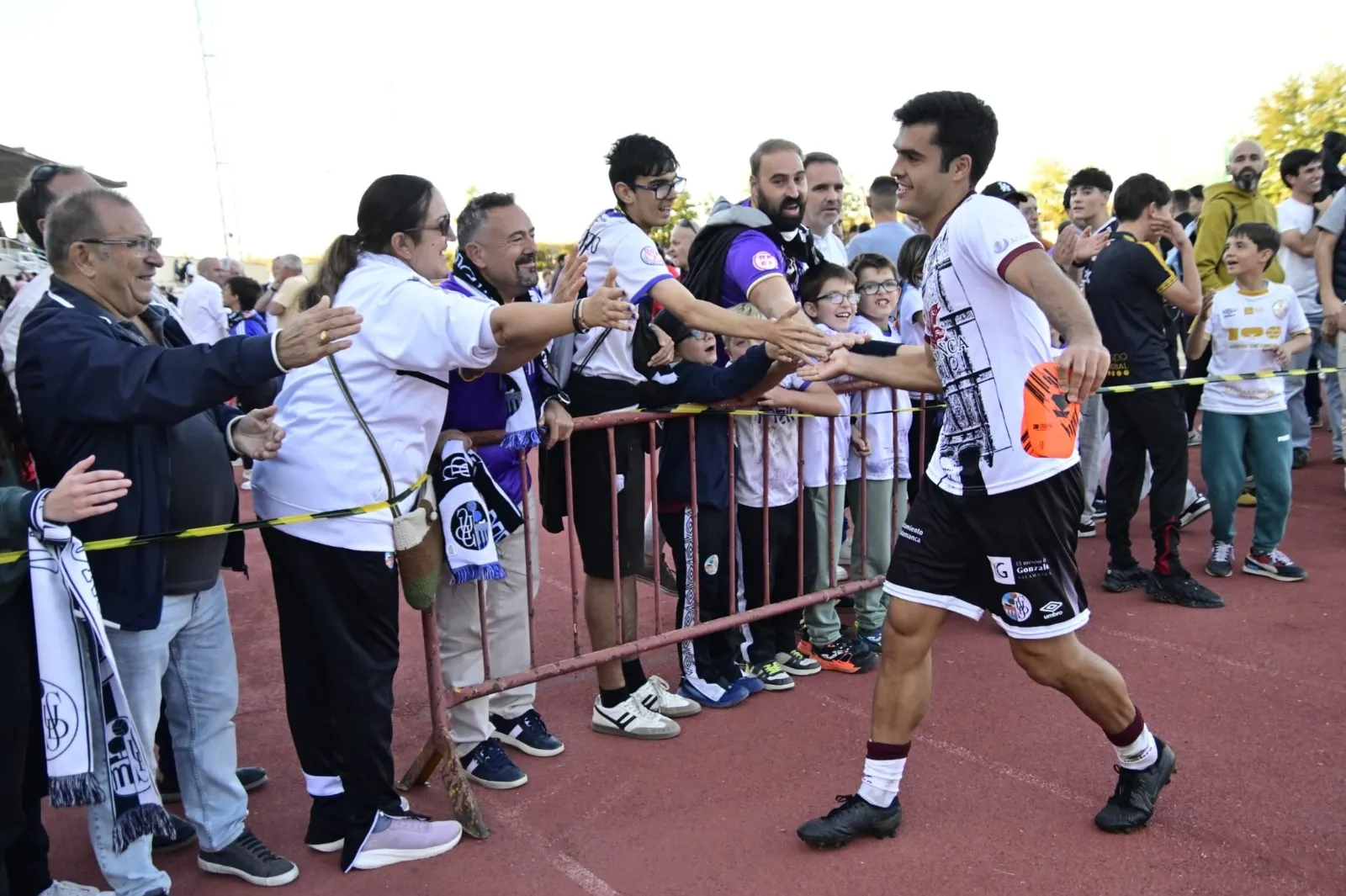 Foto 2 - FOTOS Y V&Iacute;DEO | La magia de Las Pistas hace 'olvidar' el Helm&aacute;ntico: remontada del Salamanca UDS ante la Sarriana de la mano de Carrasco y Servetti (2-1)