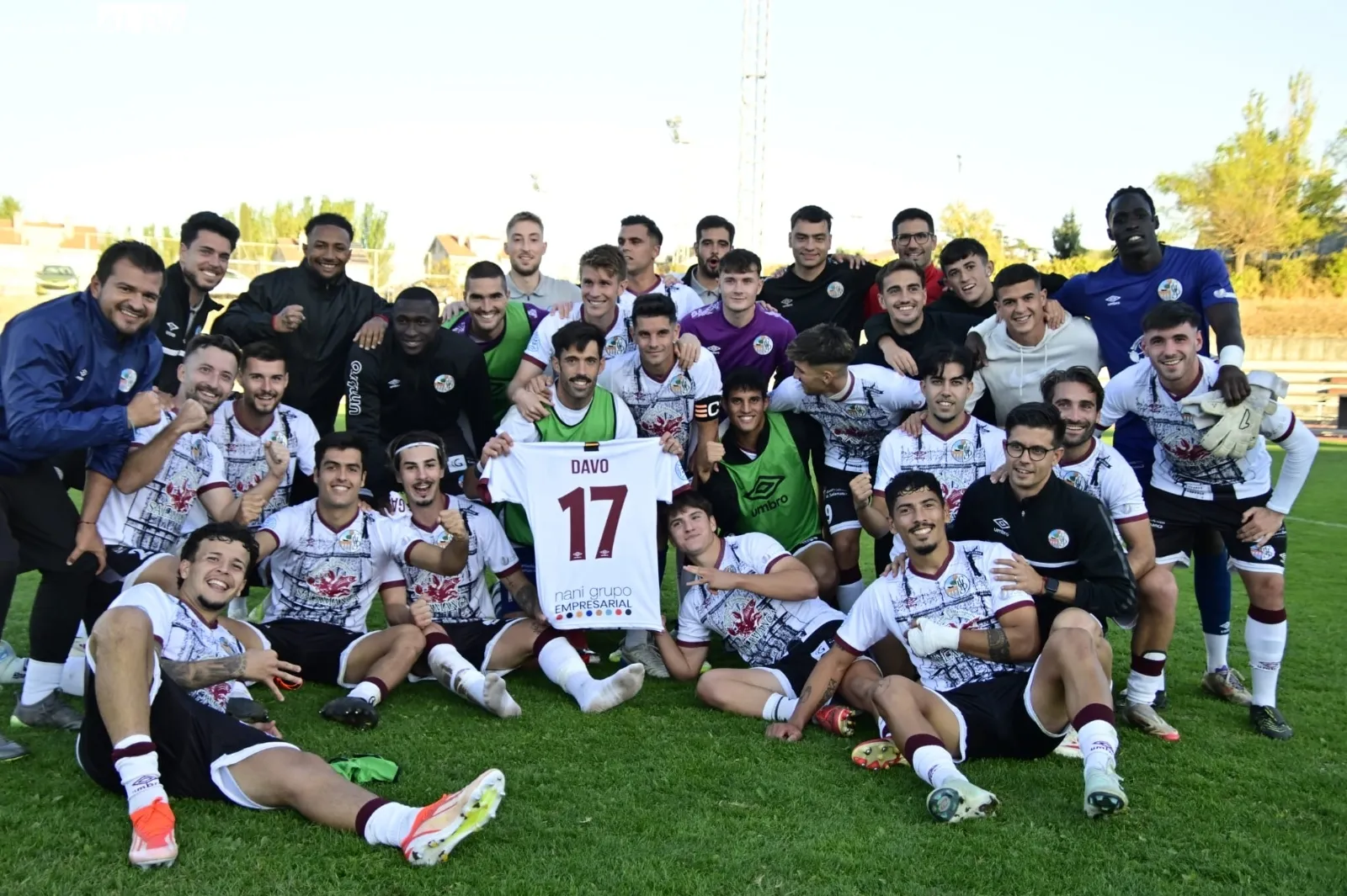 Foto 8 - FOTOS Y V&Iacute;DEO | La magia de Las Pistas hace 'olvidar' el Helm&aacute;ntico: remontada del Salamanca UDS ante la Sarriana de la mano de Carrasco y Servetti (2-1)