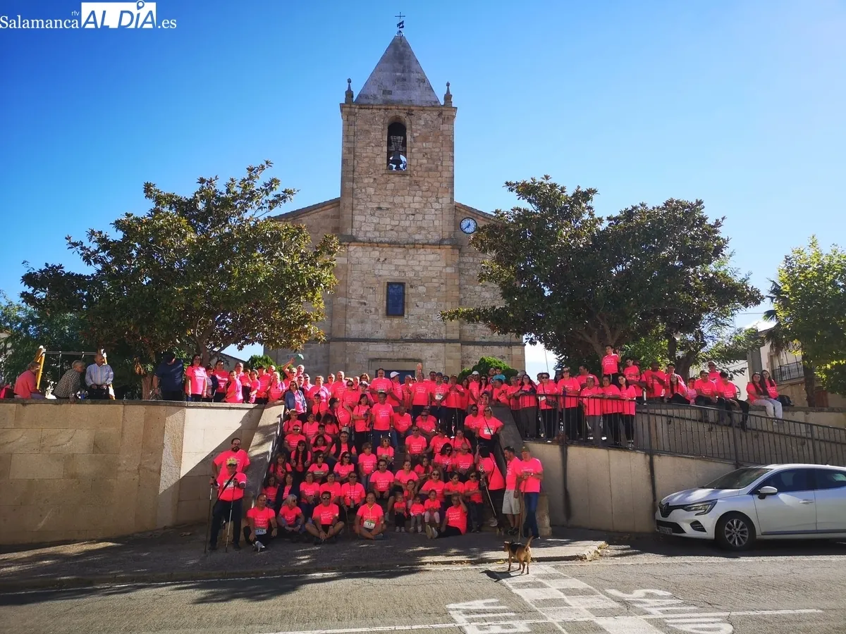La Fregeneda se vestía de fucsia para colaborar en la lucha contra el cáncer  
