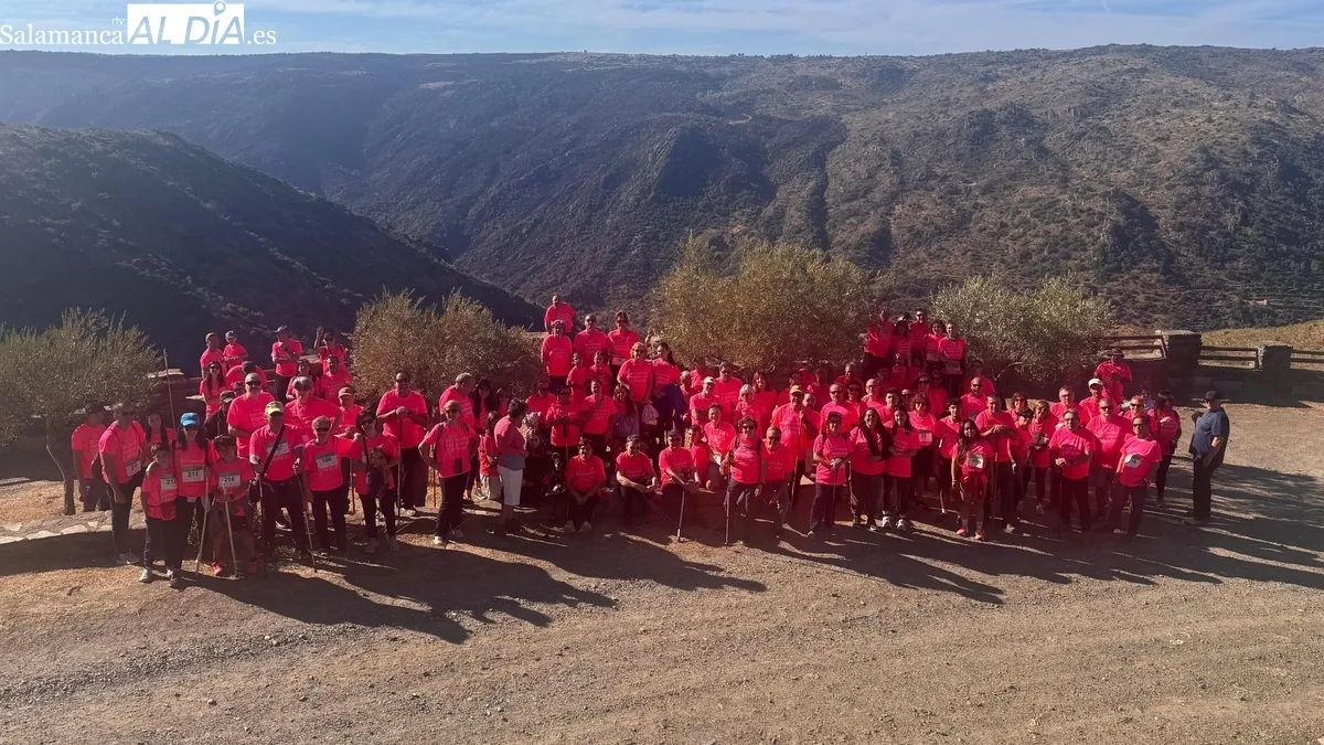 La Fregeneda se vestía de fucsia para colaborar en la lucha contra el cáncer  