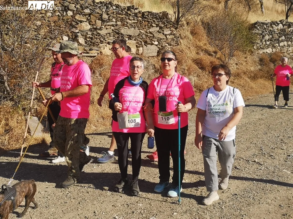 La Fregeneda se vestía de fucsia para colaborar en la lucha contra el cáncer  