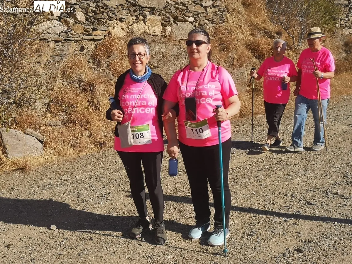 La Fregeneda se vestía de fucsia para colaborar en la lucha contra el cáncer  