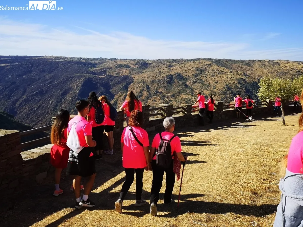 La Fregeneda se vestía de fucsia para colaborar en la lucha contra el cáncer  