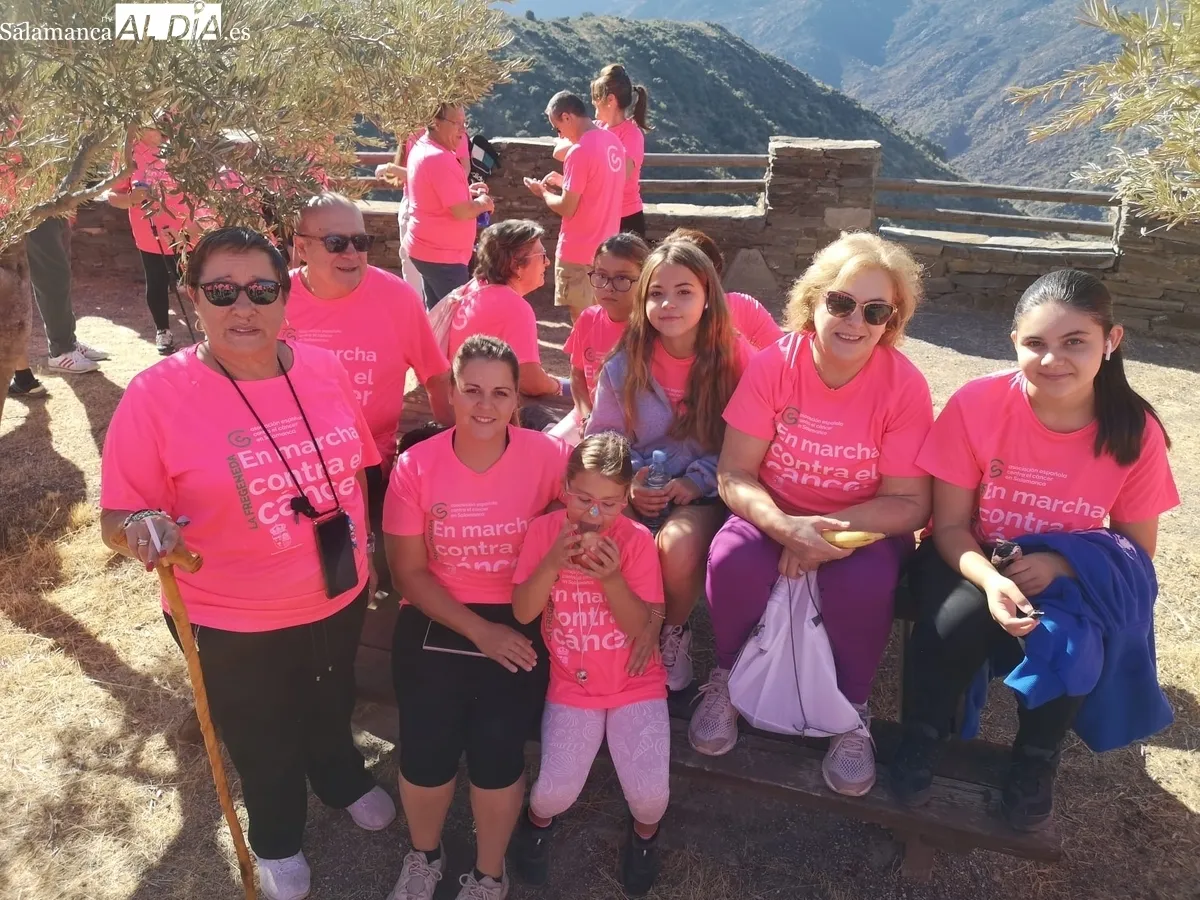 La Fregeneda se vestía de fucsia para colaborar en la lucha contra el cáncer  