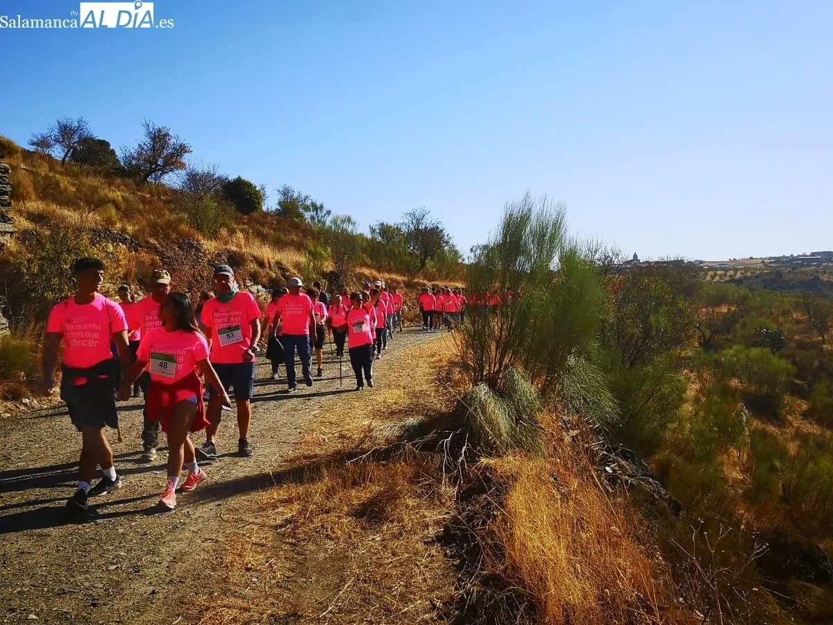 La Fregeneda se vestía de fucsia para colaborar en la lucha contra el cáncer  