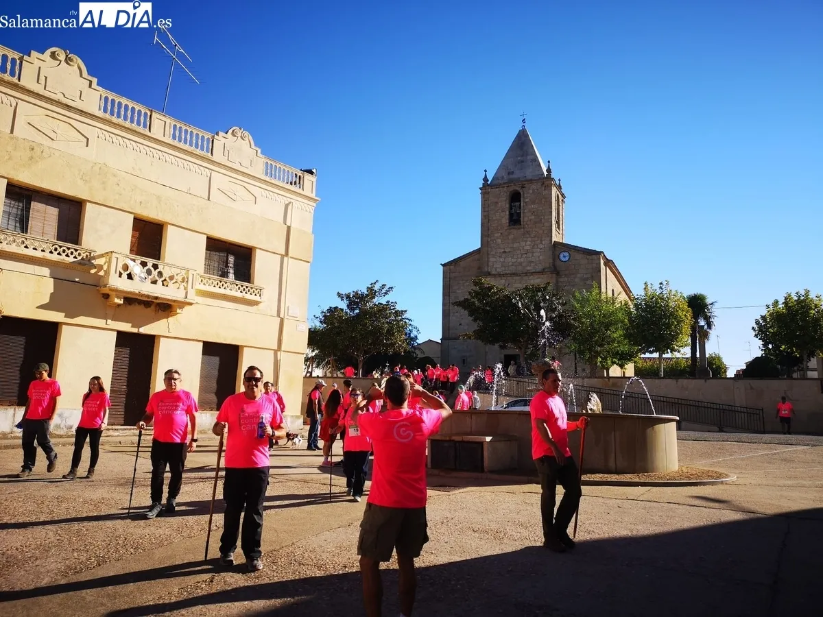 La Fregeneda se vestía de fucsia para colaborar en la lucha contra el cáncer  