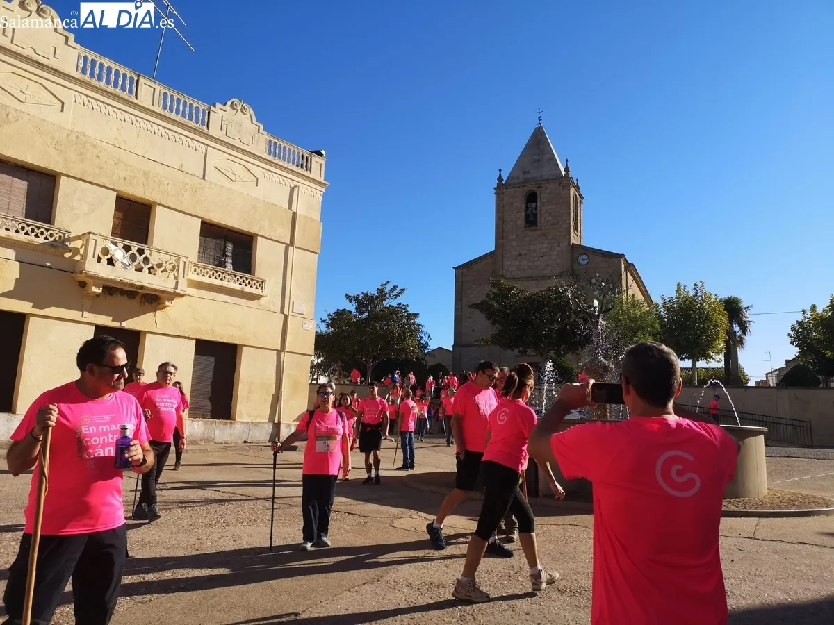 La Fregeneda se vestía de fucsia para colaborar en la lucha contra el cáncer  