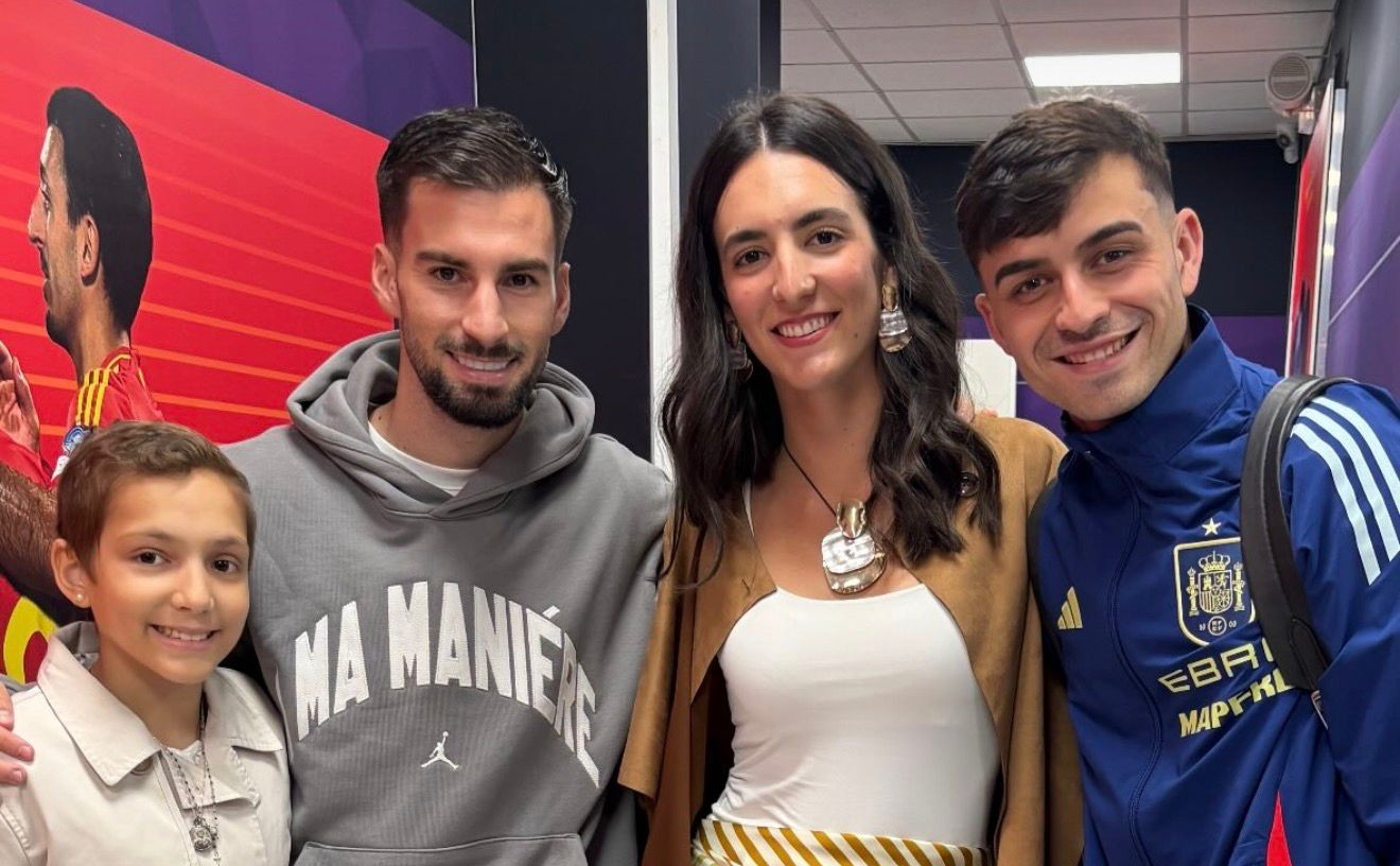 M4RÍA, la Princesa Futbolera Guerrera, con Pedri y Baena en el partido de la selección española en Zorrilla