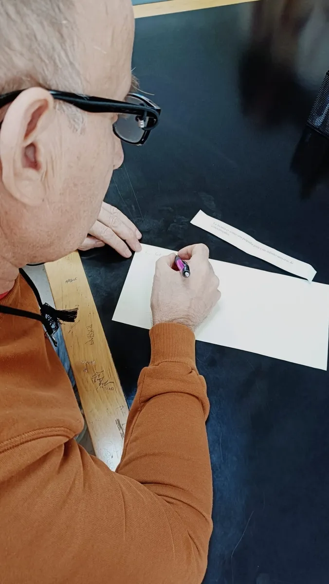 Usuarios de Asprodes Vitigudino durante el taller de biblioteca
