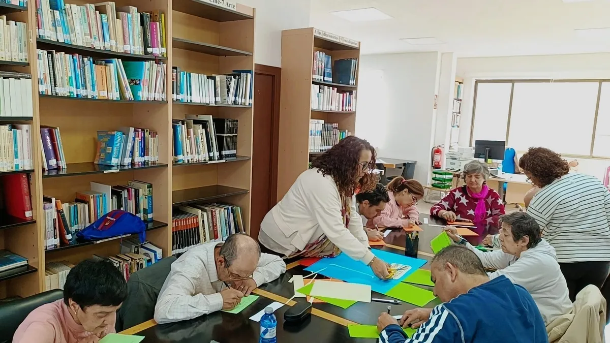 Usuarios de Asprodes Vitigudino durante el taller de biblioteca