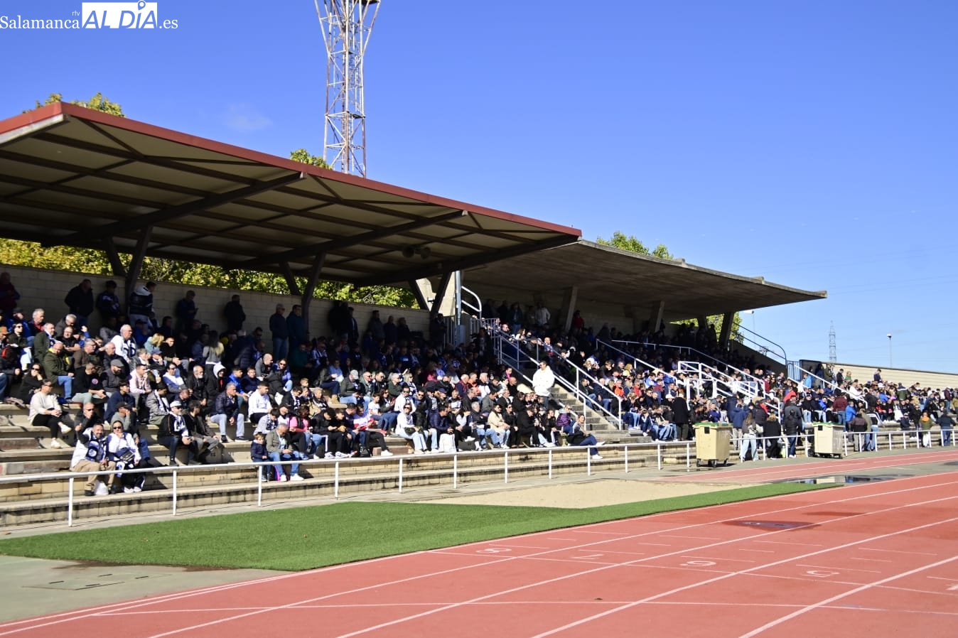 FOTOS | Tan cerca... y a la vez tan lejos: la hinchada del Salamanca UDS vuelve por cuarta vez a Las Pistas con el Helmántico de fondo