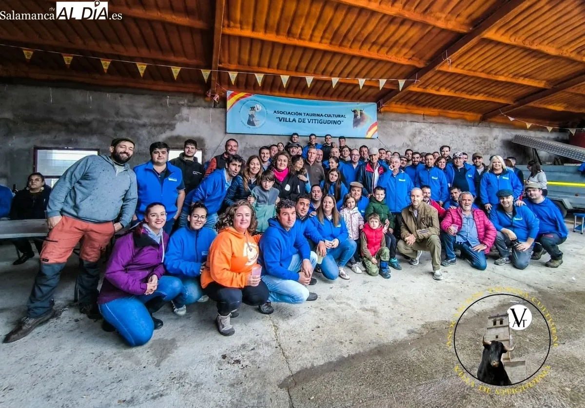 Socios de la Asociación Taurina de Vitigudino durante el tentadero en la finca de Rollanejo bajo la lluvia 