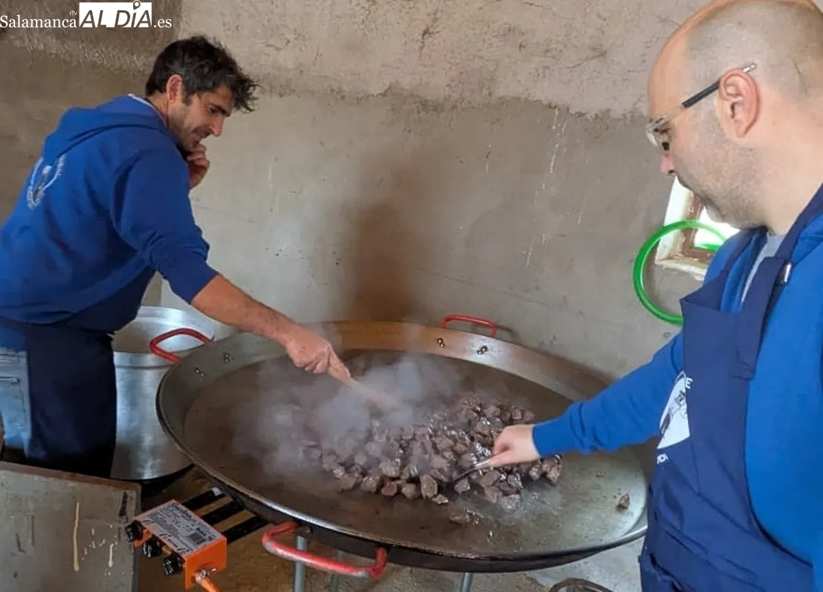 Socios de la Asociación Taurina de Vitigudino durante el tentadero en la finca de Rollanejo bajo la lluvia 
