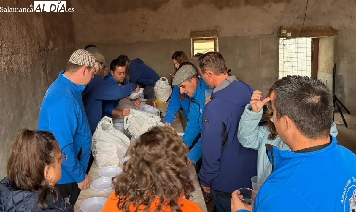 Socios de la Asociación Taurina de Vitigudino durante el tentadero en la finca de Rollanejo bajo la lluvia 