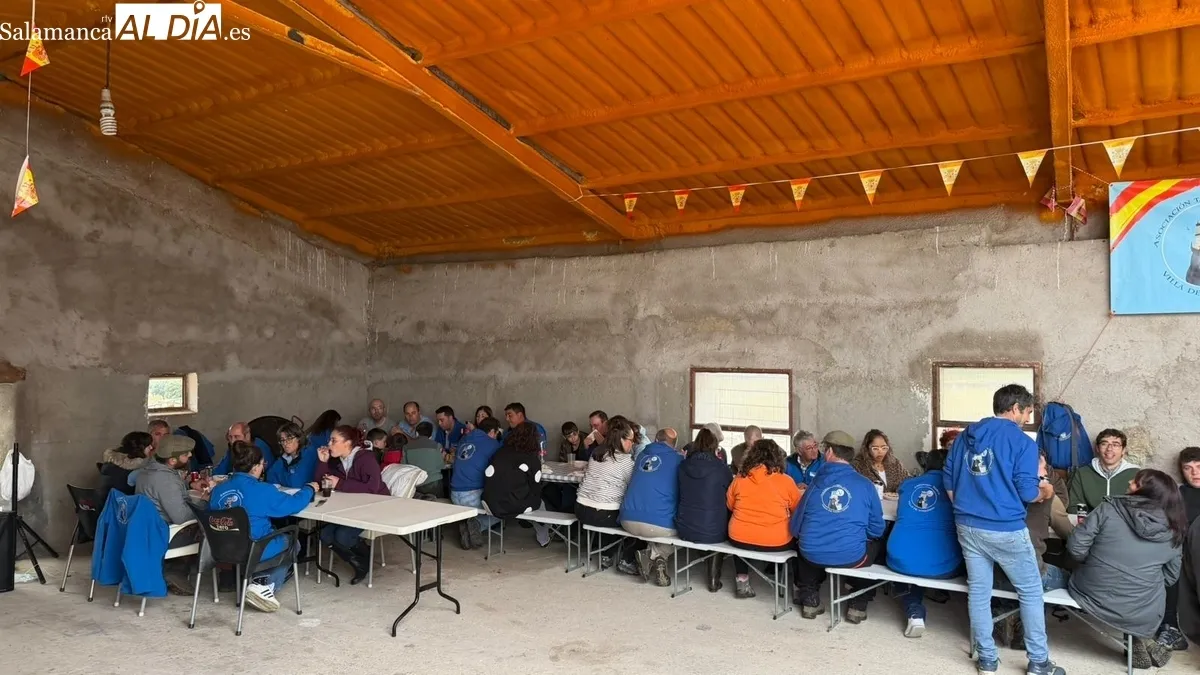 Socios de la Asociación Taurina de Vitigudino durante el tentadero en la finca de Rollanejo bajo la lluvia 