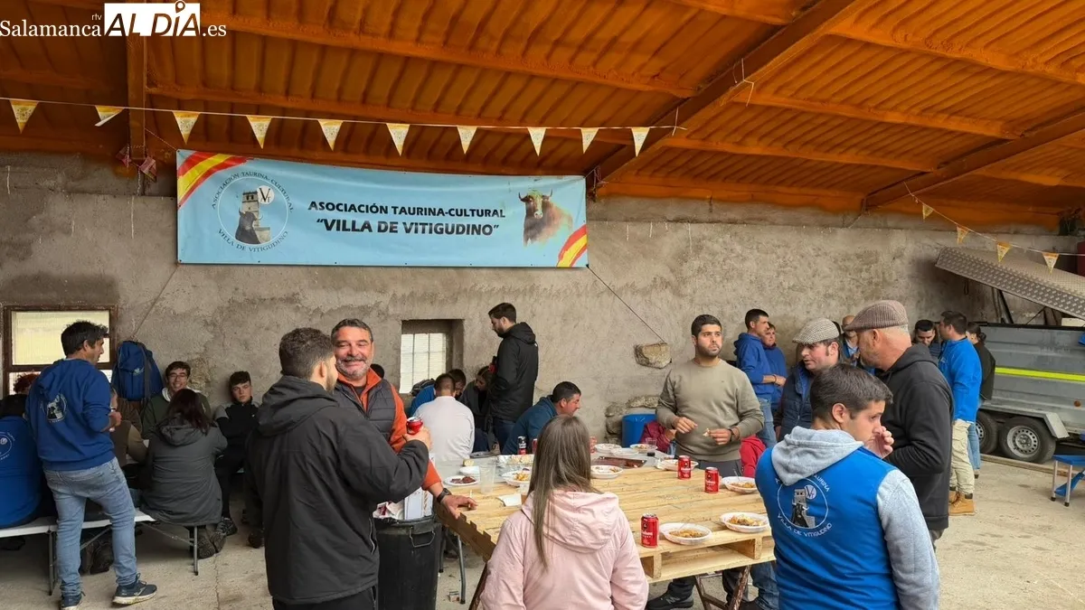Socios de la Asociación Taurina de Vitigudino durante el tentadero en la finca de Rollanejo bajo la lluvia 
