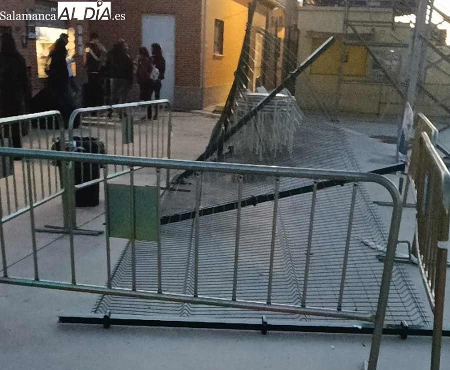 Se cae una de las vallas del Reina Sofía junto a uno de los bares