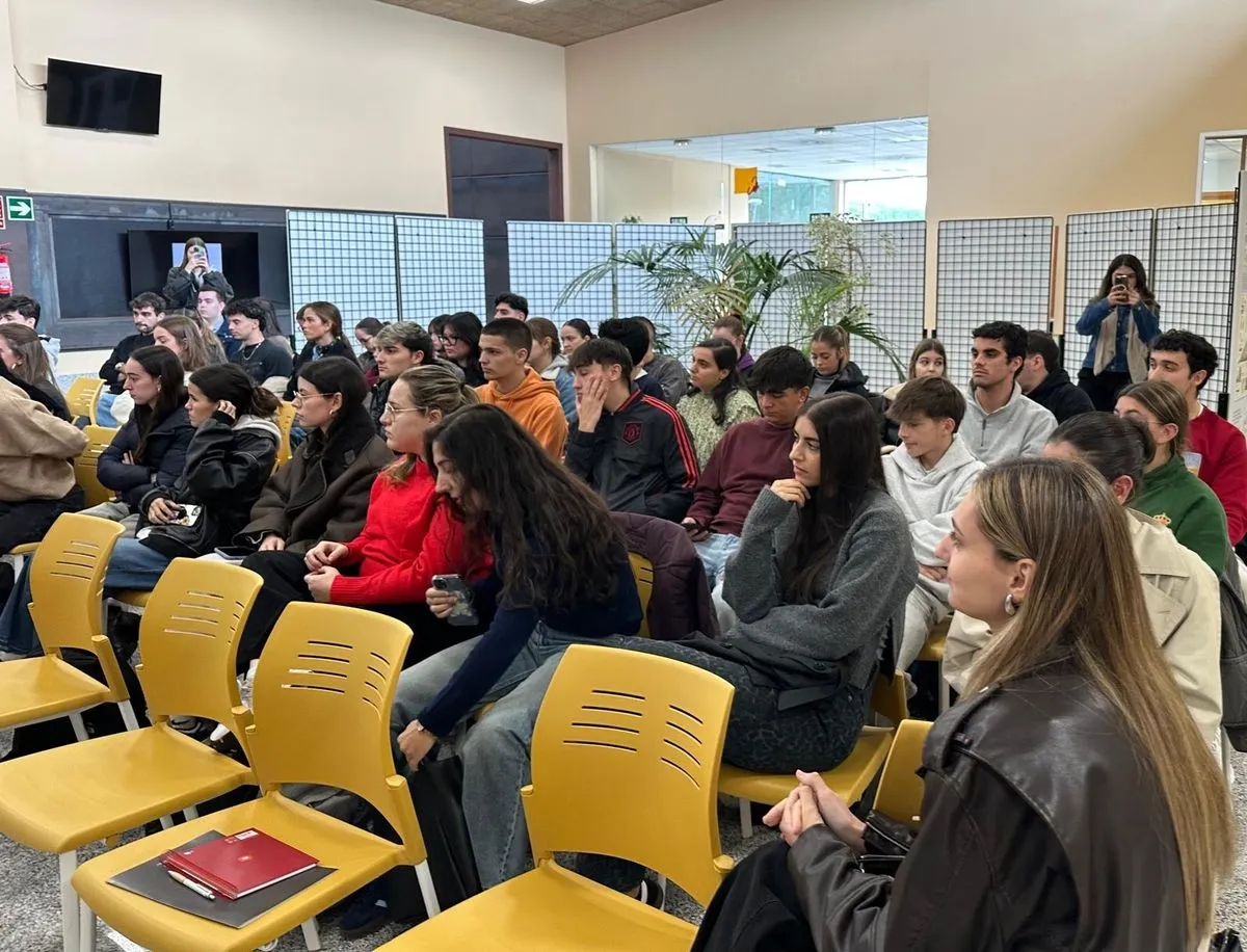 Foto 9 - La Facultad de Comunicaci&oacute;n de la UPSA acoge una exposici&oacute;n sobre 30 a&ntilde;os de infograf&iacute;a period&iacute;stica