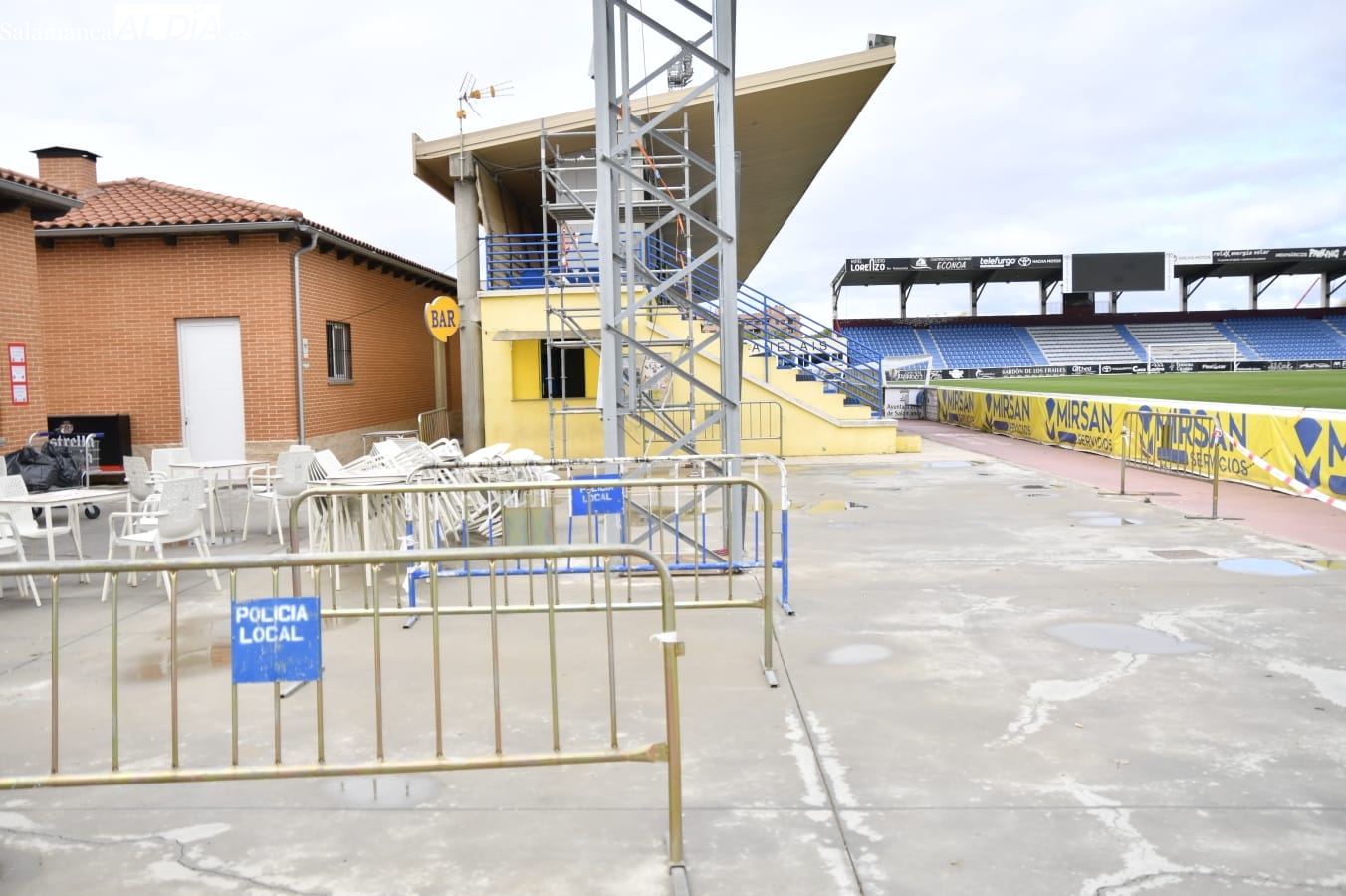 Retirada la valla del Reina Sofía que se cayó la semana pasada y era un peligro