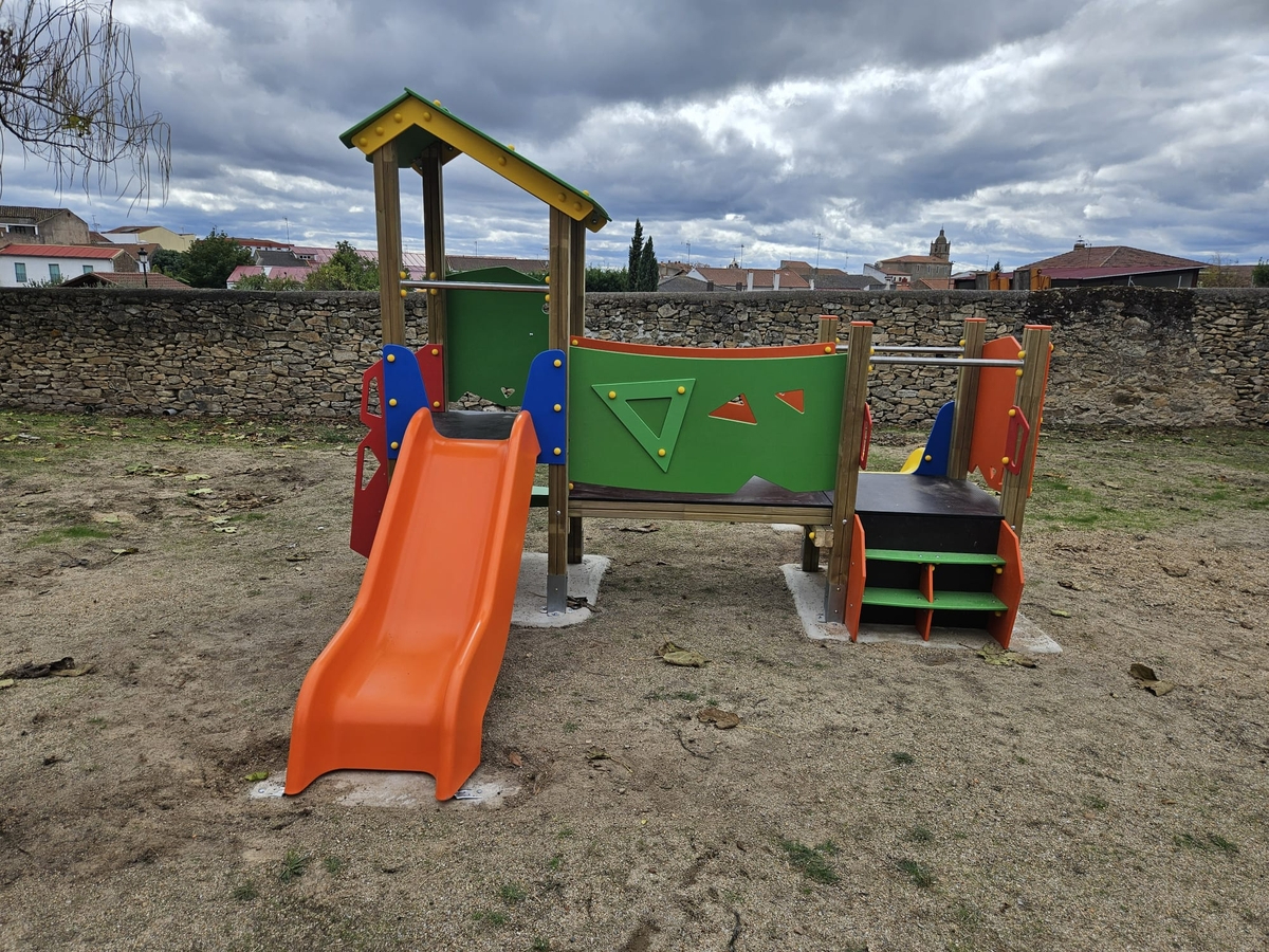 Lumbrales estrena un nuevo parque infantil en el colegio