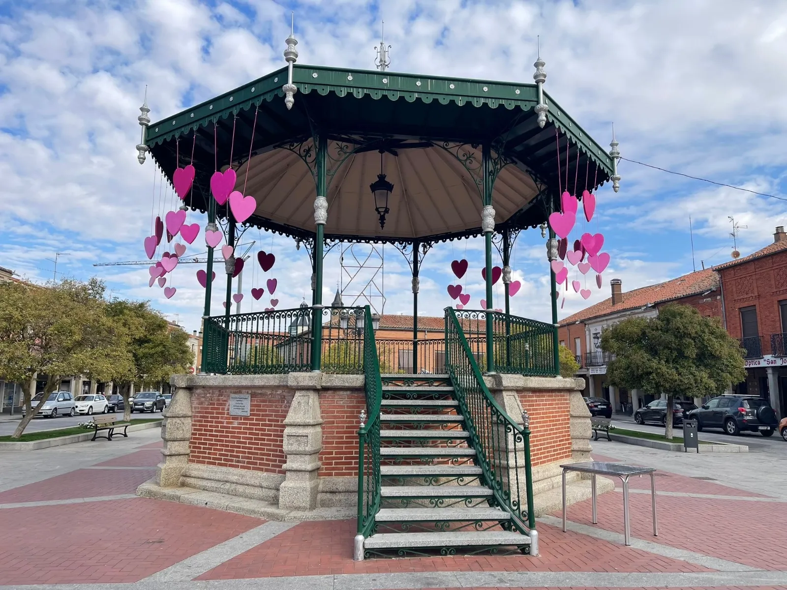 Foto 4 - Corazones y un lazo rosa gigante y luminoso para concienciar sobre el c&aacute;ncer de mama 