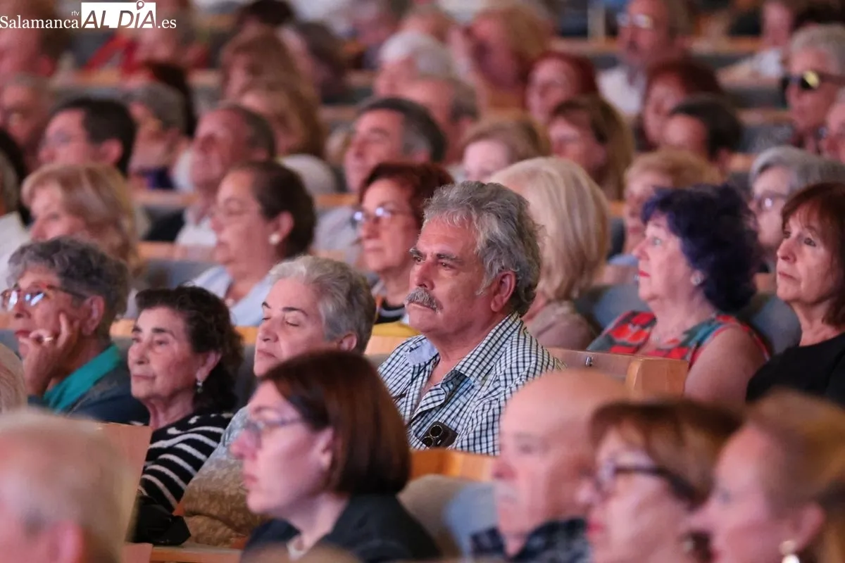 El presidente de la Junta de Castilla y León, Alfonso Fernández Mañueco, en Salamanca para inaugurar el curso 2025-2026 del ‘Programa Interuniversitario de la Experiencia’. Foto de David Sañudo