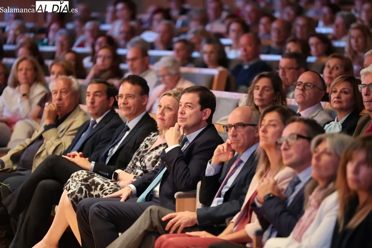 El presidente de la Junta de Castilla y León, Alfonso Fernández Mañueco, en Salamanca para inaugurar el curso 2025-2026 del ‘Programa Interuniversitario de la Experiencia’. Foto de David Sañudo