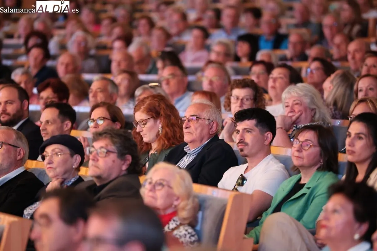 El presidente de la Junta de Castilla y León, Alfonso Fernández Mañueco, en Salamanca para inaugurar el curso 2025-2026 del ‘Programa Interuniversitario de la Experiencia’. Foto de David Sañudo