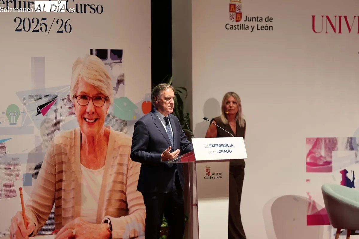 El presidente de la Junta de Castilla y León, Alfonso Fernández Mañueco, en Salamanca para inaugurar el curso 2025-2026 del ‘Programa Interuniversitario de la Experiencia’. Foto de David Sañudo