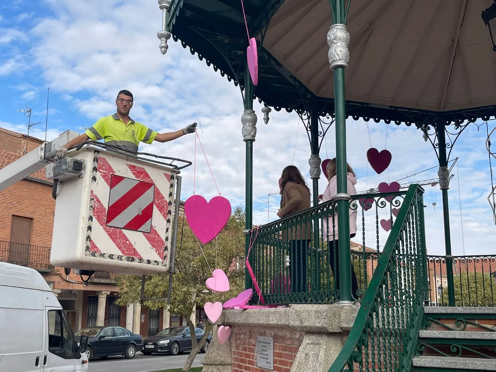 Foto 2 - Corazones y un lazo rosa gigante y luminoso para concienciar sobre el c&aacute;ncer de mama 