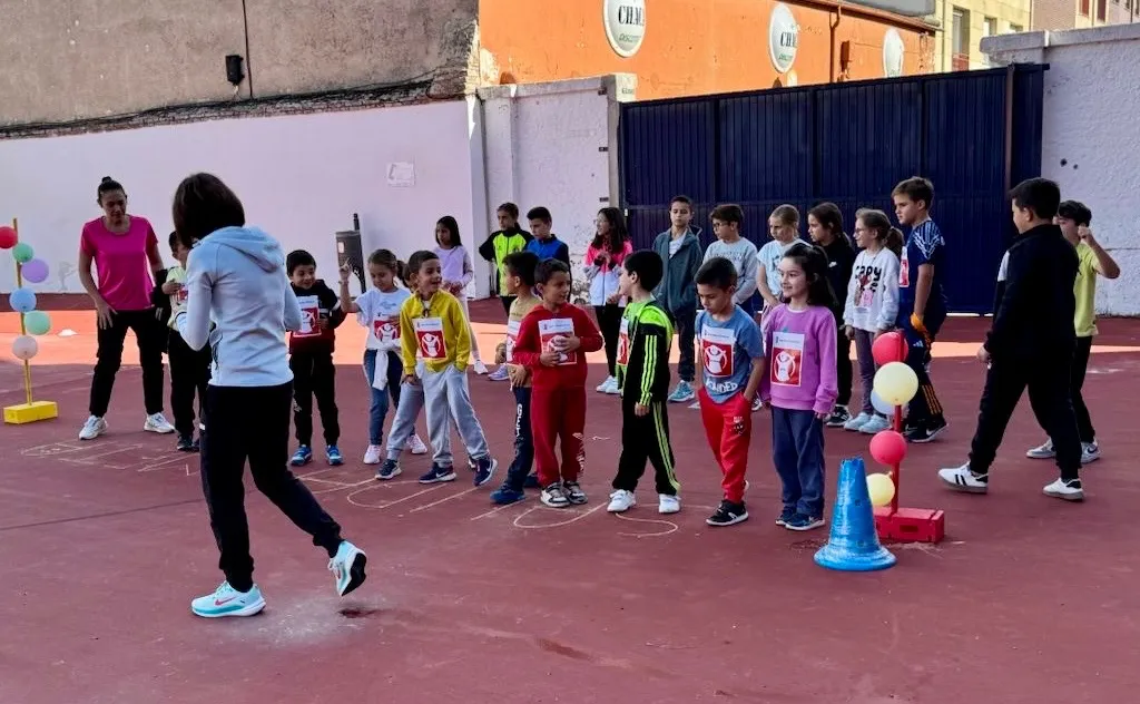 Foto 4 - El CEIP Miguel de Unamuno se viste de deporte y ganas para hacer &lsquo;kil&oacute;metros de solidaridad&rsquo; en favor de Save the Children&rsquo;