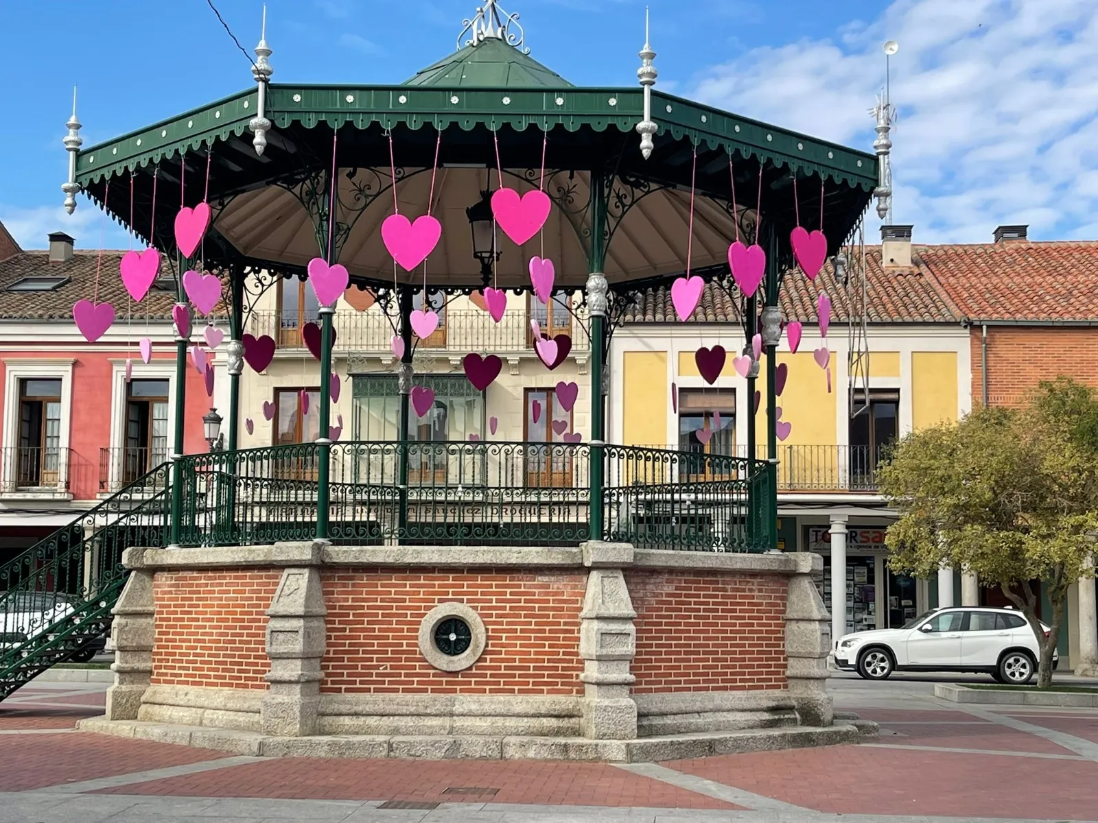 Foto 3 - Corazones y un lazo rosa gigante y luminoso para concienciar sobre el c&aacute;ncer de mama 