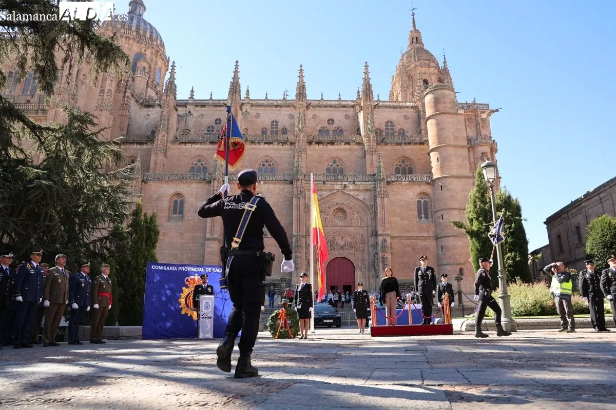 Acto del Día de la Policía Nacional en la plaza de Anaya, en Salamanca. Foto de David Sañudo