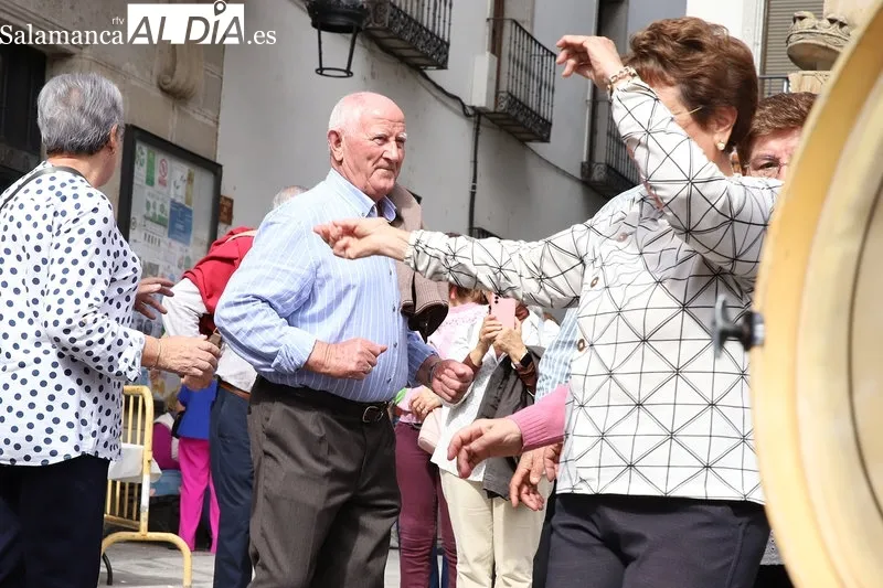 Foto 2 - De la misa charra a la m&uacute;sica de DJ en el d&iacute;a grande de los mayores