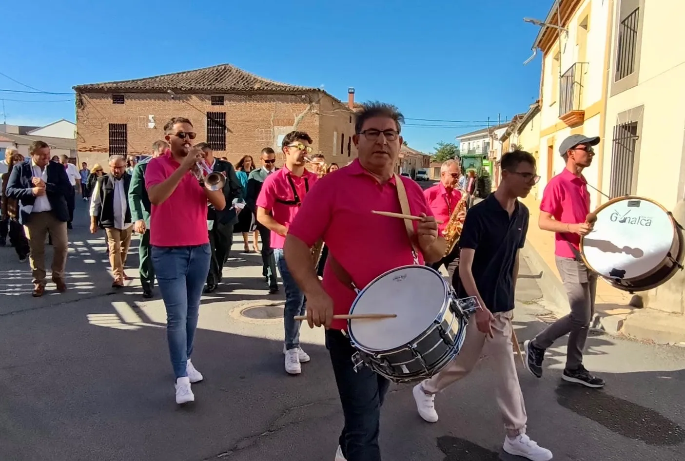 Foto 4 - Cari&ntilde;o y emoci&oacute;n para arropar a la Guardia Civil en Villoria, con un recuperado pasacalles y multitudinario festejo en honor a la Virgen del Pilar