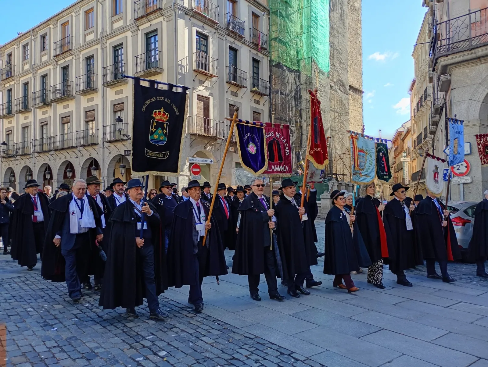 Foto 2 - Santiago de la Puebla pasea su capa y su tradici&oacute;n por las calles de Segovia en el 25 Encuentro anual de capistas